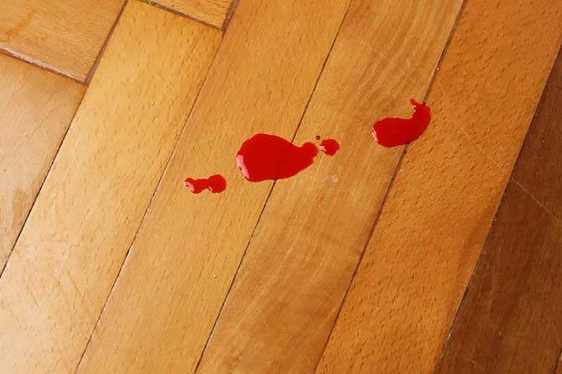 از بین بردن لکه خون از روی چوب پلاست